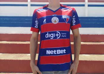 Fortaleza presenteia torcedores com camisa oficial