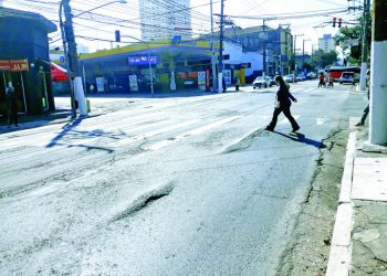 Ondulações no piso e falta de acessibilidade na Avenida Celso Garcia geram críticas