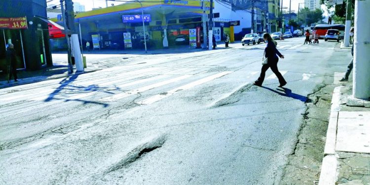 Ondulações no piso e falta de acessibilidade na Avenida Celso Garcia geram críticas
