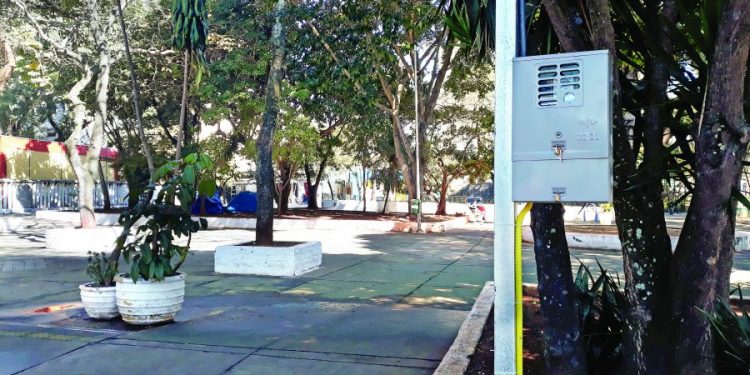 Instalação de postes de energia a ambulantes no Largo do Bom Parto provoca polêmica