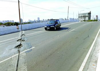 Viaduto Antônio Abdo, no Tatuapé, está com ferragens à mostra e fissuras