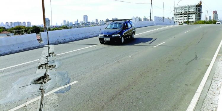 Viaduto Antônio Abdo, no Tatuapé, está com ferragens à mostra e fissuras
