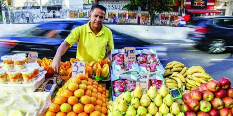 Quarenta tipos de comércios ambulantes estão habilitados à venda porta a porta
