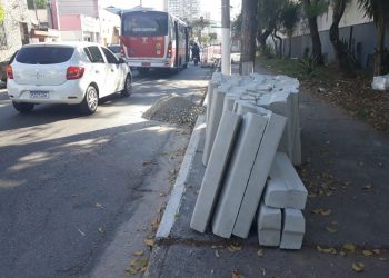 Moradores e comerciantes ficam intrigados com obras em sarjetas no Tatuapé