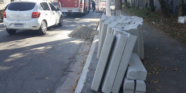 Moradores e comerciantes ficam intrigados com obras em sarjetas no Tatuapé