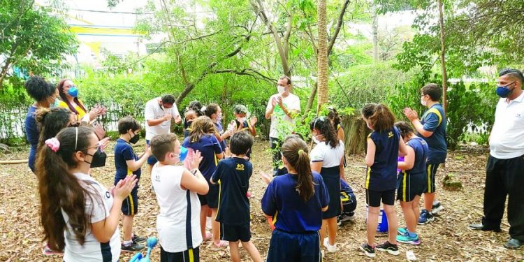 Alunos plantam árvores nativas no Parque do Piqueri