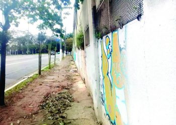 Moradores têm medo de parede de antiga fábrica do Tatuapé desabar