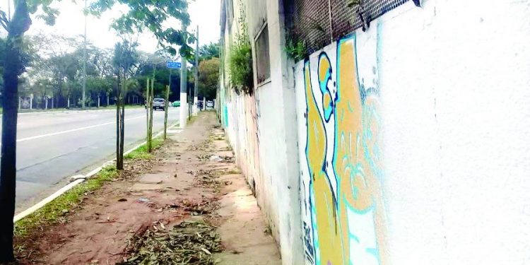 Moradores têm medo de parede de antiga fábrica do Tatuapé desabar