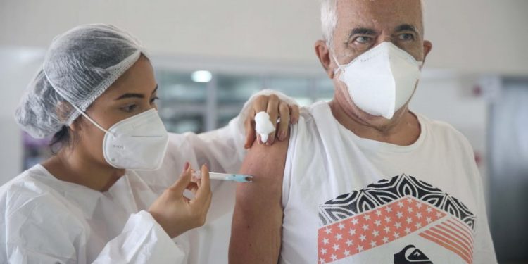 Veja onde se vacinar no domingo, dia 19, contra a Covid-19