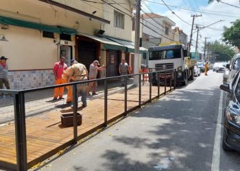 Subprefeitura retira estrutura irregular de bar da Rua Cantagalo