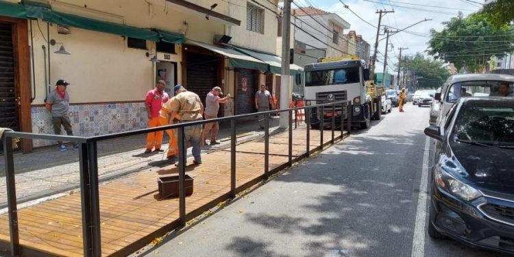 Subprefeitura retira estrutura irregular de bar da Rua Cantagalo