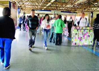 Número de ambulantes atuando na passarela do Metrô Tatuapé só cresce