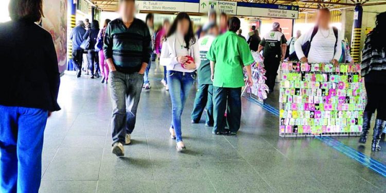 Número de ambulantes atuando na passarela do Metrô Tatuapé só cresce