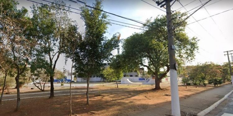 Desde 2019 Ilume adia projeto de luminárias e postes na Praça Júlio Botelho