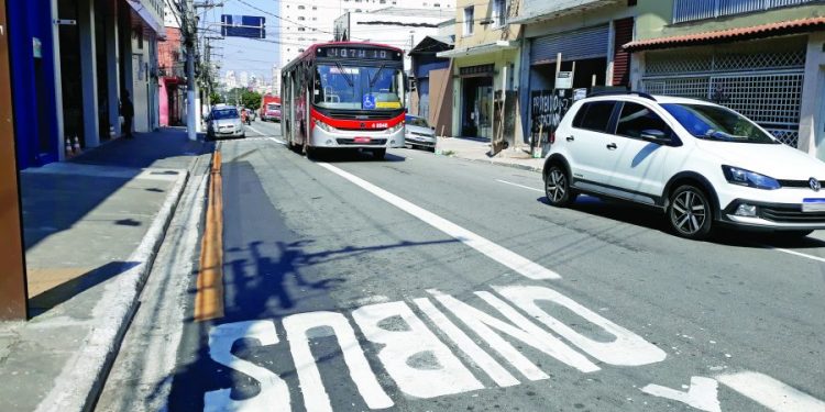 Faixa de ônibus está operando na Rua Serra de Botucatu, no Tatuapé