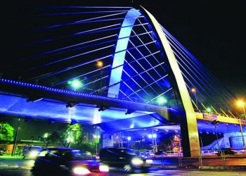 Emaranhado de fios em postes fica sem solução