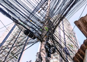 Emaranhado de fios em postes fica sem solução