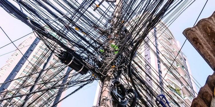 Emaranhado de fios em postes fica sem solução