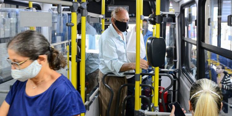 Ônibus grátis a idosos em SP pode ser pago pelo governo federal