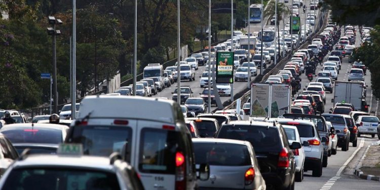 Médicos e enfermeiros ficam isentos do rodízio de veículos até dezembro