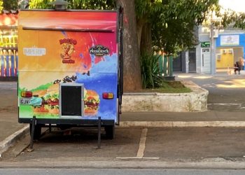 Trailers ficam 24 horas em praças do Tatuapé e moradores pedem explicações