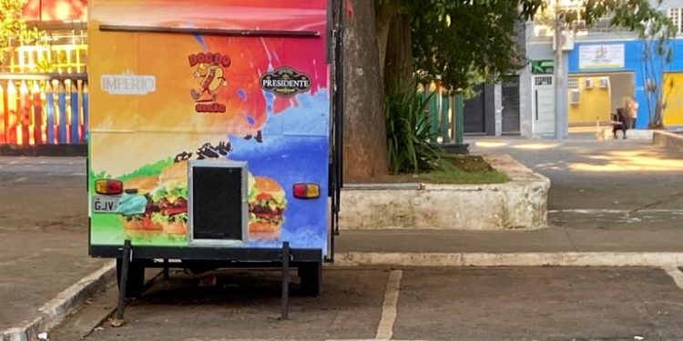 Trailers ficam 24 horas em praças do Tatuapé e moradores pedem explicações