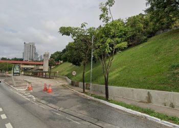 Passageiros ‘perdem’ abrigo de ônibus na Vila Matilde após bloqueio do Metrô