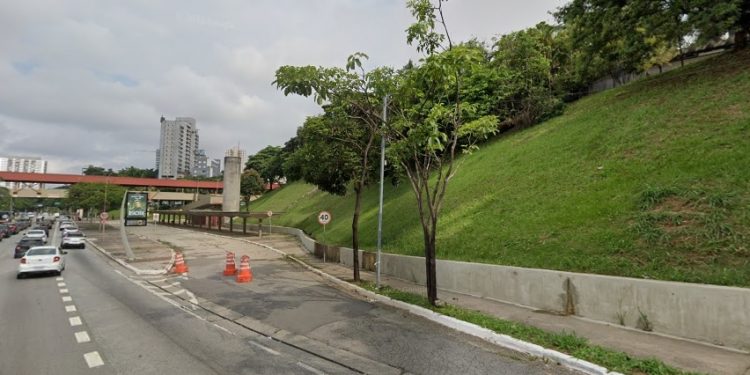 Passageiros ‘perdem’ abrigo de ônibus na Vila Matilde após bloqueio do Metrô