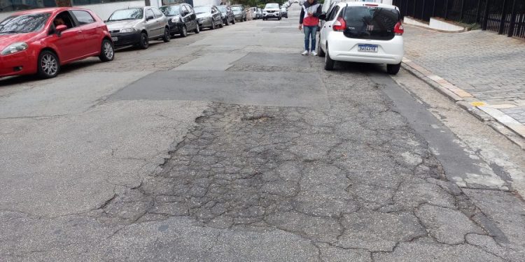 Tapa-buraco em ruas do Tatuapé não tem planejamento claro da SMSUB