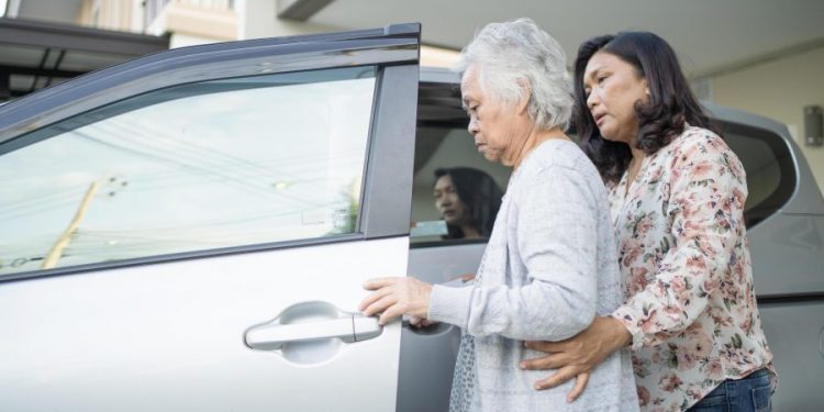 Idoso sem CNH também pode pedir o cartão de estacionamento