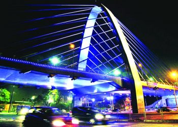 Luzes do viaduto estaiado do Tatuapé continuam apagadas há meses
