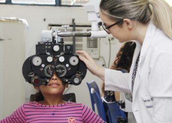 Alunos da rede municipal passam por triagem oftalmológica