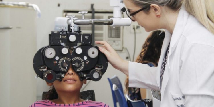 Alunos da rede municipal passam por triagem oftalmológica