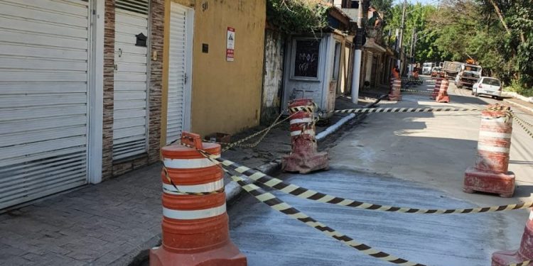 Moradores do Jardim Têxtil reclamam que obras do Metrô racham ruas e casas