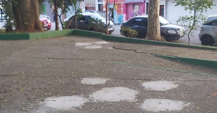 Prefeitura tira mesas e bancos do Largo do Maranhão, mas deixa piso com buracos