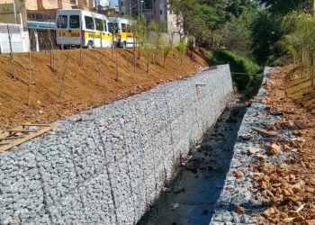 Moradores da Rua Zodíaco estão aflitos após o fim das obras do córrego Rapadura