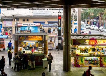 Golpistas vendem bilhetes irregulares dentro da estação Belém do Metrô