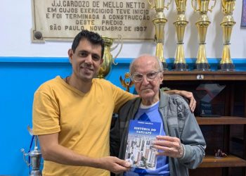 Escritor Pedro Abarca entrega livros sobre a história do Tatuapé em escolas