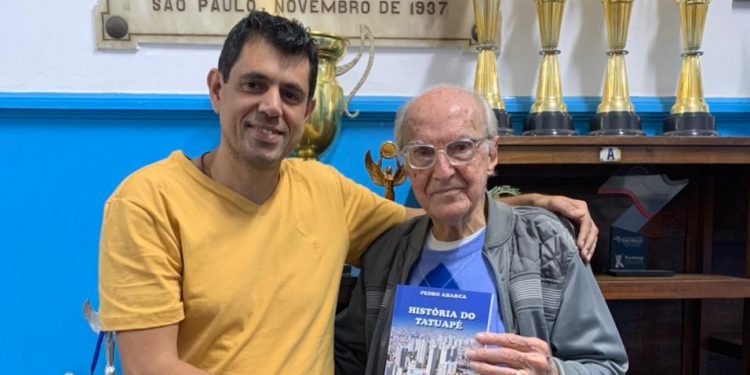 Escritor Pedro Abarca entrega livros sobre a história do Tatuapé em escolas