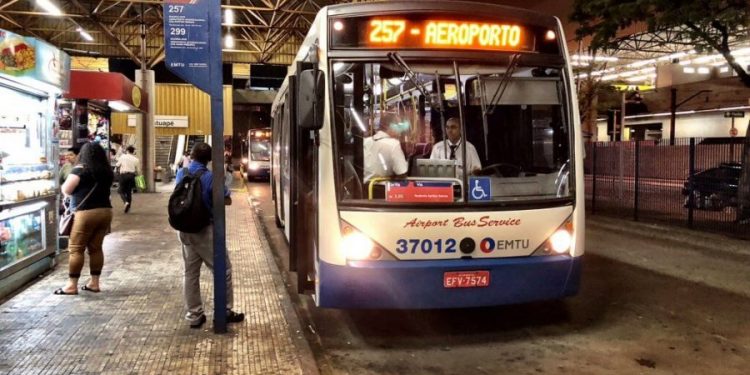 Suspeitos atacam, levam celular de vítima no Terminal de Ônibus do Tatuapé, mas são presos