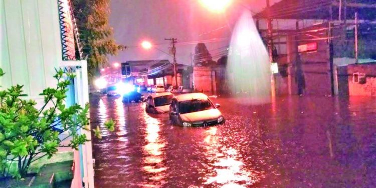 Moradores da Rua Arnaldo Cintra não têm sossego com enchentes