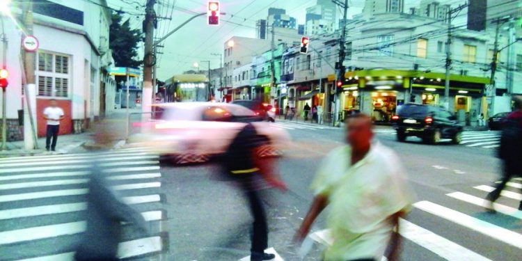 Capitão e delegada do Parque São Jorge instruem sobre a precaução a crimes