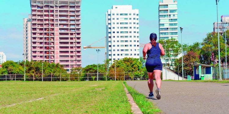 Prefeito promete renovar campos e pista de atletismo do Ceret