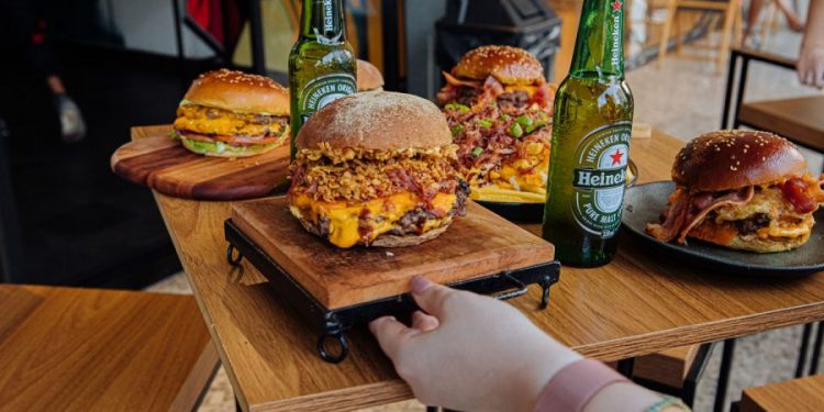 EaiBurguer comemora sucesso de nova loja no Tatuapé