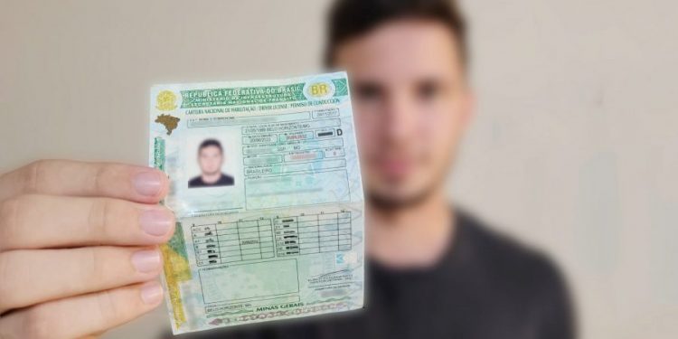 Quem teve a CNH vencida entre os meses 1 e 4 de 2022 deve correr