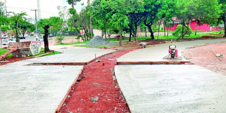 Ídolo do Corinthians tem praça da Mooca revitalizada com rampas e grama