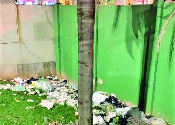 Passageiros pedem limpeza ao lado da estação Tatuapé do Metrô