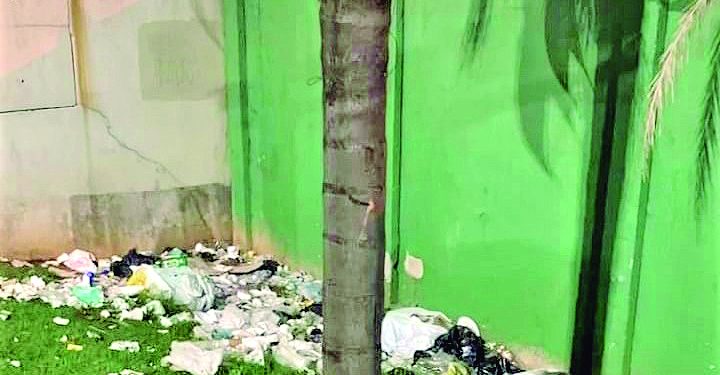 Passageiros pedem limpeza ao lado da estação Tatuapé do Metrô