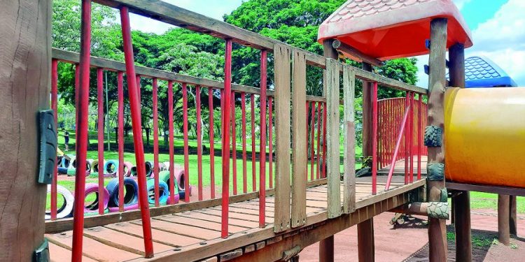 Playground do Ceret continua precário e brinquedos oferecem risco