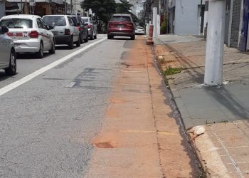 Moradora reclama de buracos causados por ônibus na Rua Serra de Botucatu